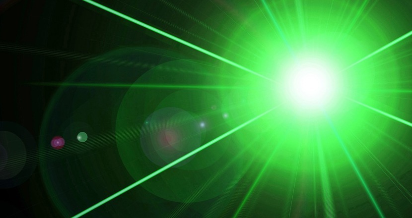 En grön laserstråle. Foto.