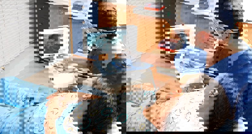 En patient och en tandläkare som tittar på en röntgenbild. Foto.