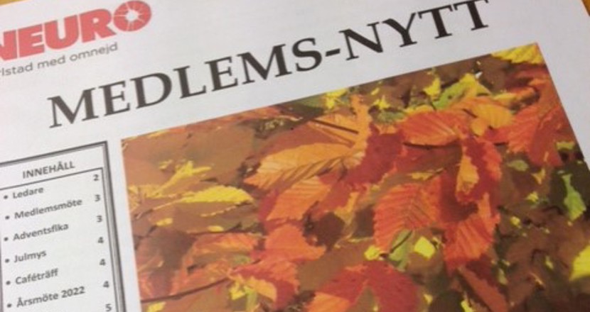 Nya Medlems-nytt - ett texthäfte med en bild på en orange-gul Avenbok. Foto.