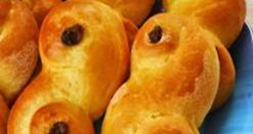 Saffransgula Lussekatter på ett fat. Foto.