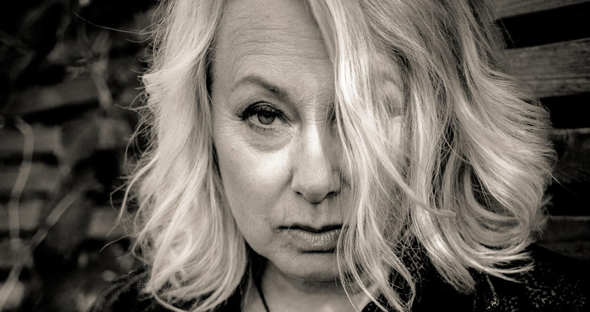 Svartvit bild på Louise Hoffsten. Foto.