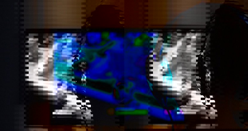 Ett barn framför en datorskärm. Foto.