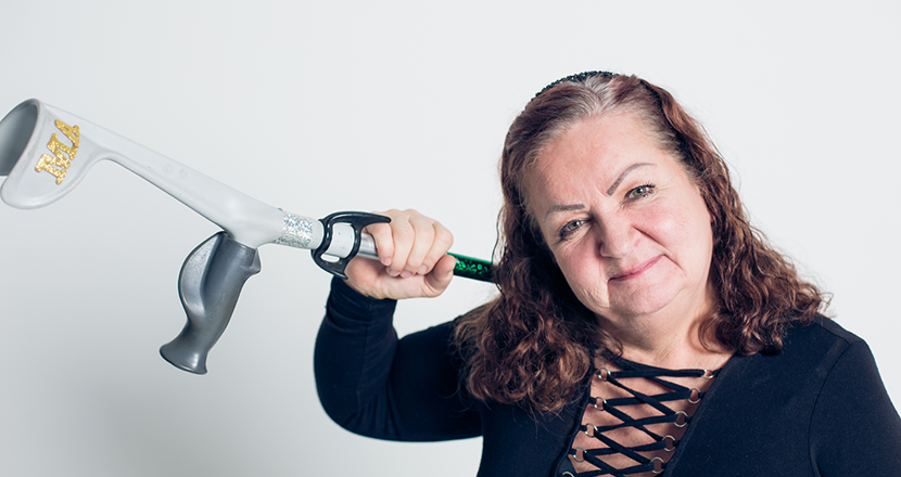 Maja med sin krycka. Foto.