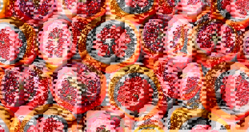 Apelsiner, delvis skalade. Foto.