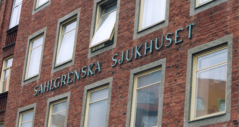 Fasad i tegel med Sahlgrenska sjukhuset i stora bokstäver. Foto.