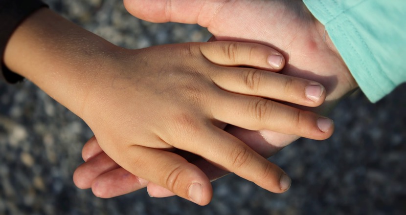 Två händer som möts. Foto.