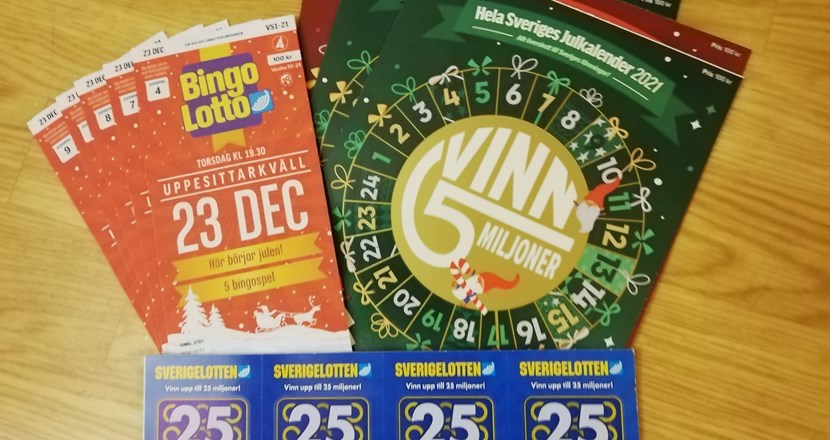 Röda lotter till Bingolottos uppesittarkväll, mörkgröna Julkalendrar och blåa Sverigelotter. Foto.