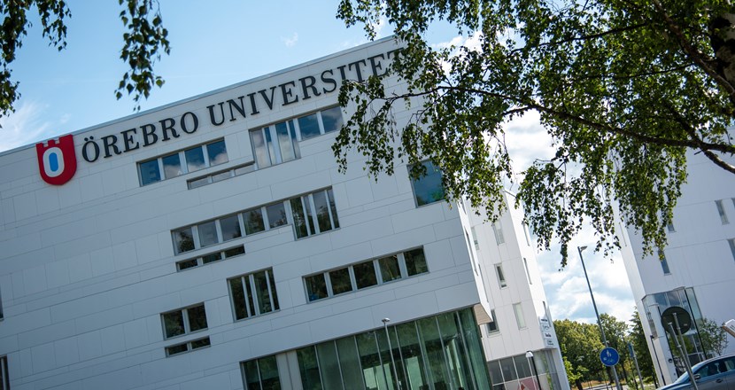 Bild på en universitetsbyggnad i Örebro. Foto.