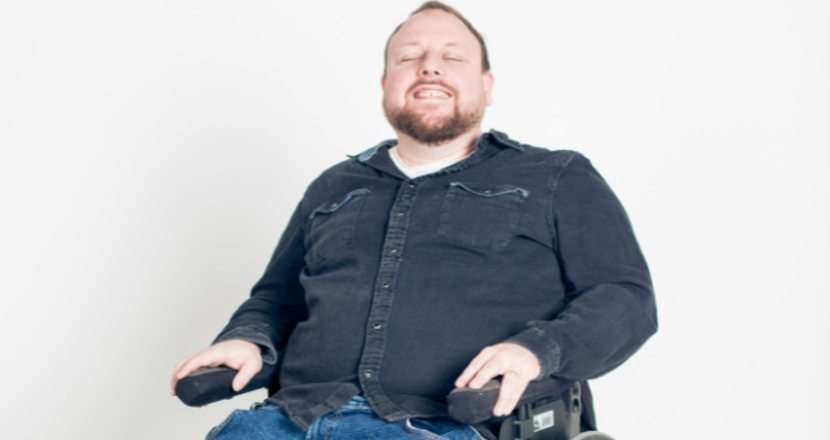 Jens i sin rullstol. Foto.