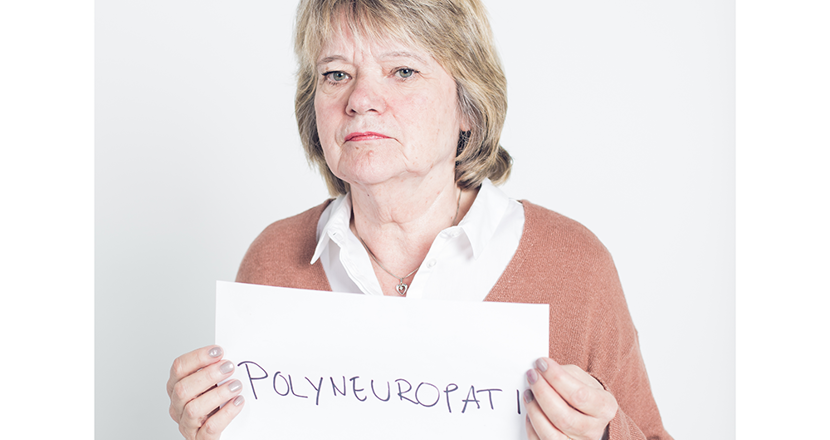 Britt-Marie Brodd som håller upp en skylt med texten 