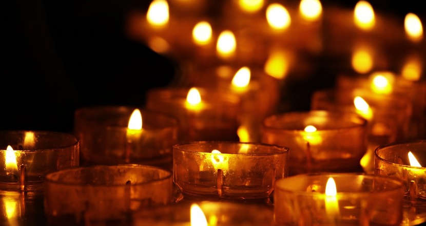 Levande ljus i mörkret. Foto.