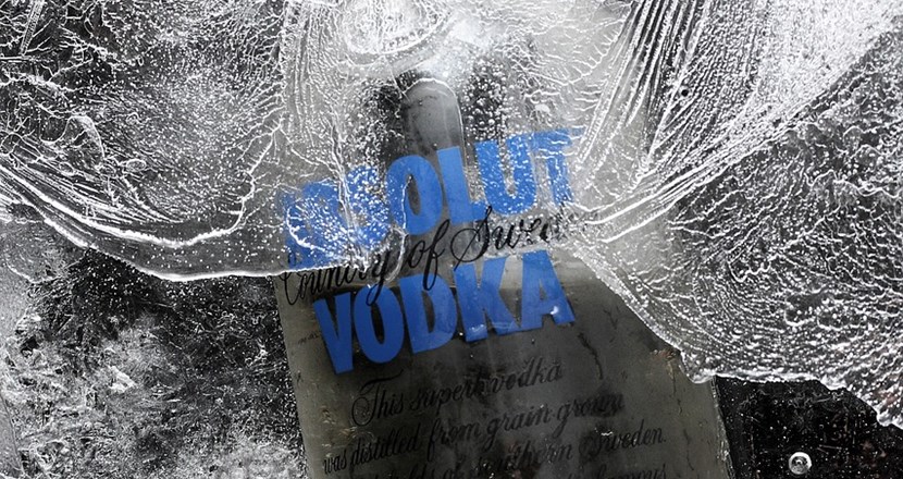 Bilden föreställer en flaska Absolut Vodka i ett isblock.
