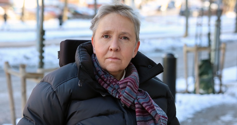 En bister Lise Lidbäck på en isig trottoar. Foto.