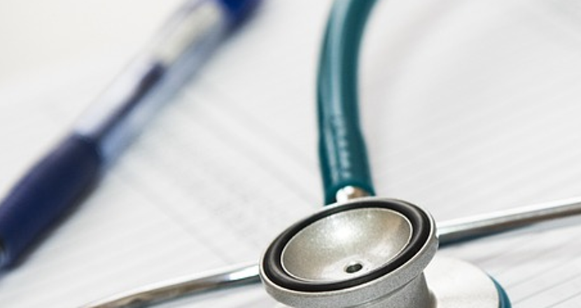 Foto på stetoskop, penna och anteckningsblock