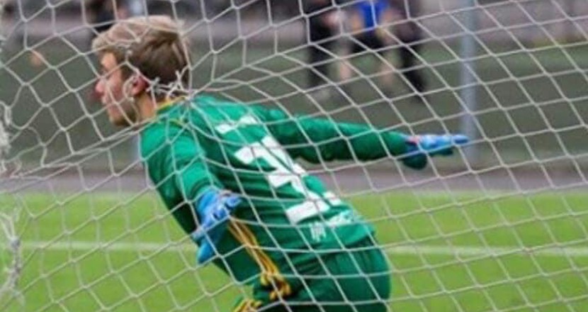 Calle i ett fotbollsmål. Foto.