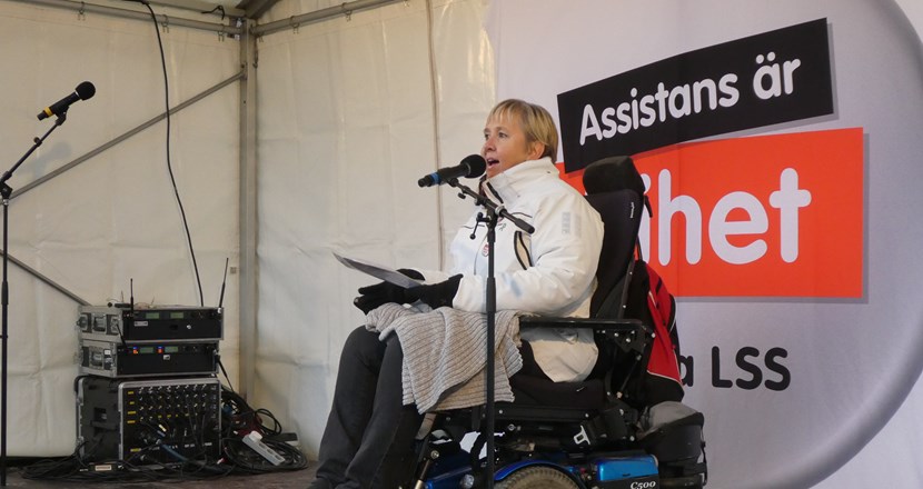 Lise Lidbäck talar på Norra Bantorget 3 december 2017.