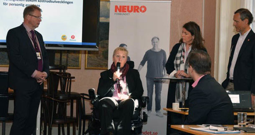 Lise Lidbäck talar inför en grupp med människor.