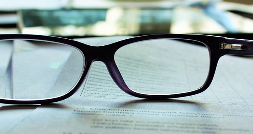 Glasögon och dokument för att visualisera studie.
