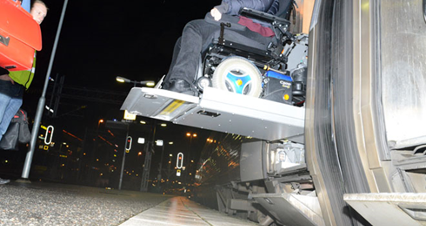 Rullstol på en lyftplatta till ett tåg