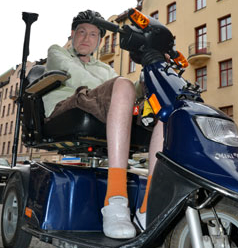 Dan Rotkopf på en scooter