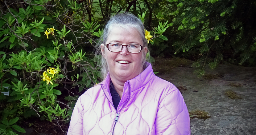 Anette i rosa jacka. Foto.