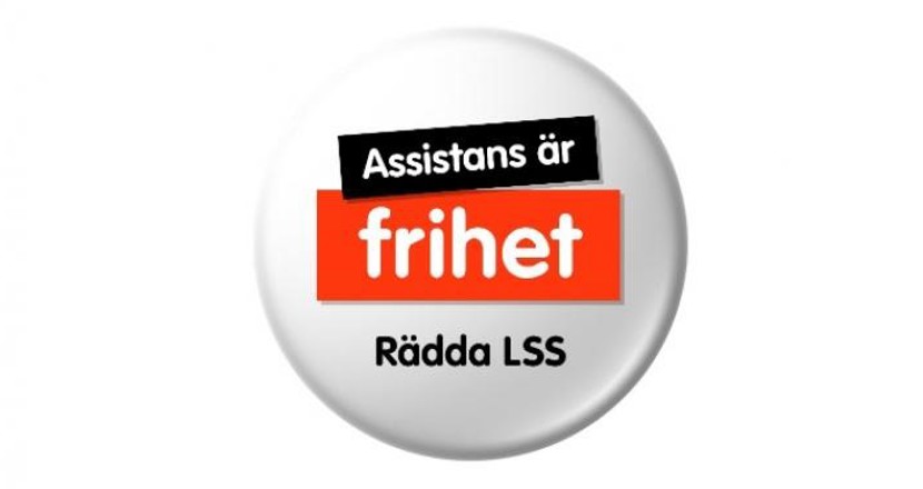 En knapp med texten Assistans är frihet Rädda LSS
