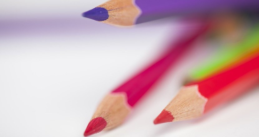Olikfärgade färgpennor. Bild.
