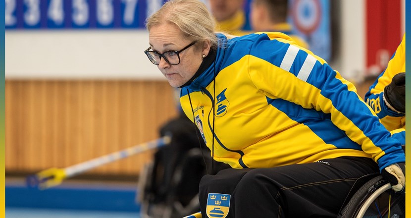 Rullstolscurlingspelaren Sabina Johansson i landslagsdress. En kvinna i rullstol i gul-blå dress. Bild.