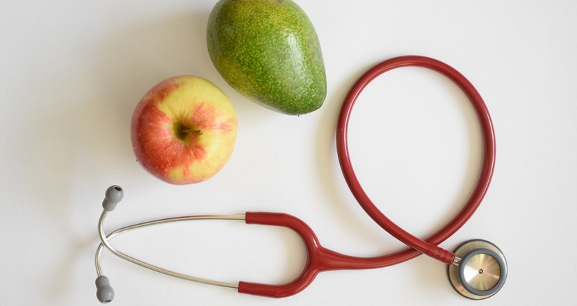 Ett äpple, ett päron och ett stetoskop. Foto.