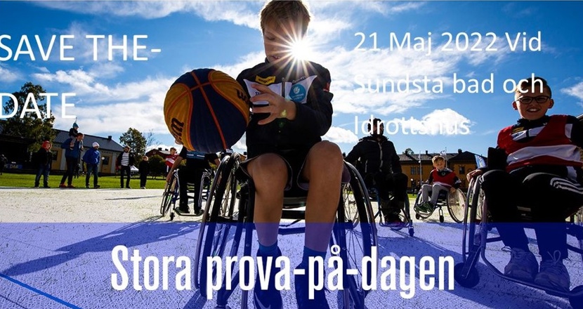 En kille som sitter i en rullstol och provar på rullstolsbasket. Foto.