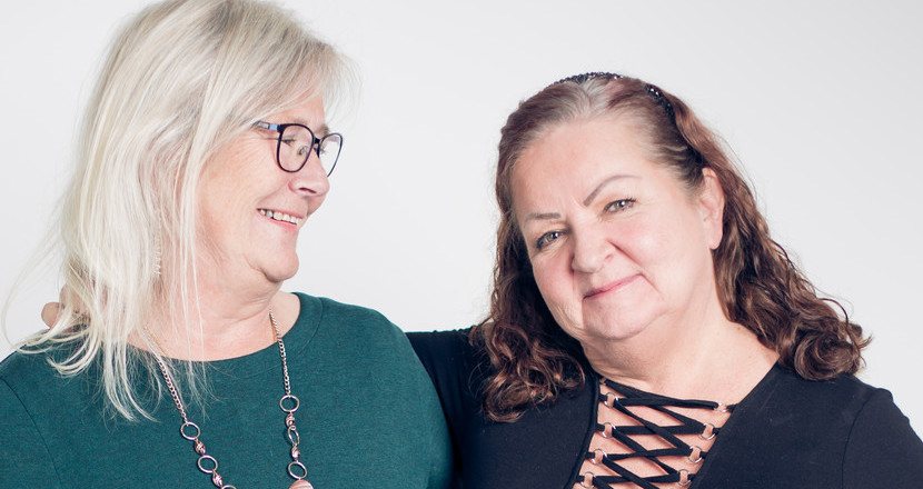 Två kvinnor som samtalar. Foto.