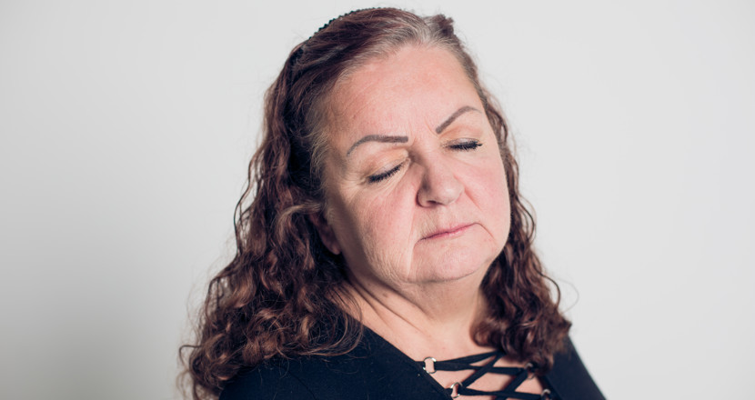 Trött kvinna. Foto.