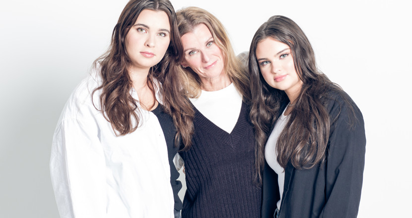 Tre kvinnor, mor och döttrar. Foto.