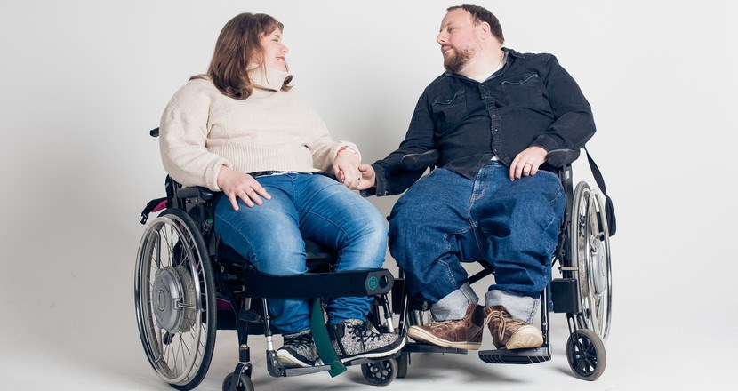 En kvinna och en man som sitter i rullstol.
