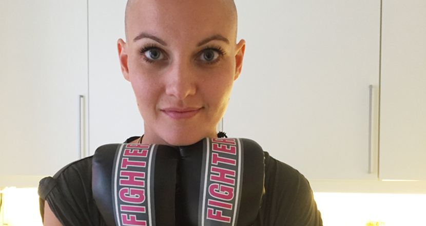 Susanne i köket med boxningshandskar på.