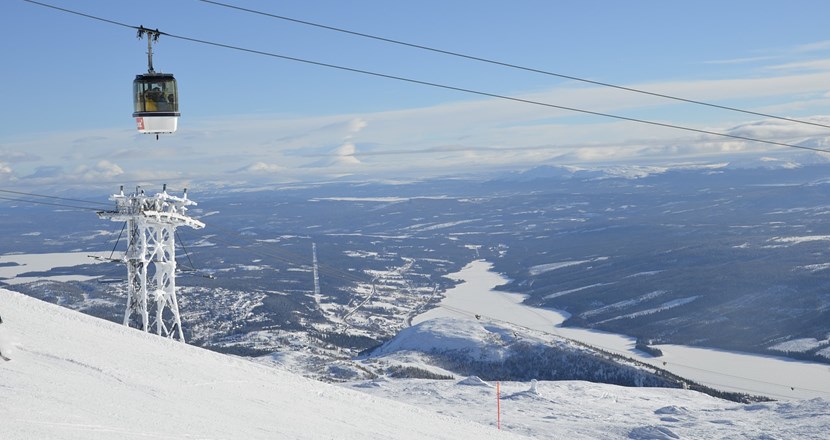 Utsikt över ett snöigt landskap från Åreskutans topp. Foto.