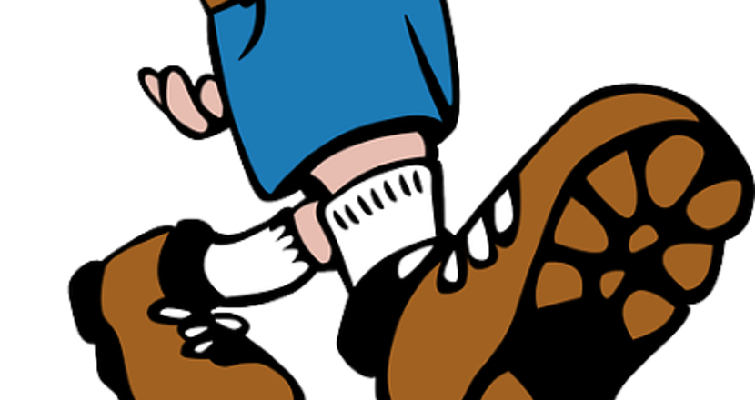 En glad tecknad pojkscout med vänster känga fram. Teckning.