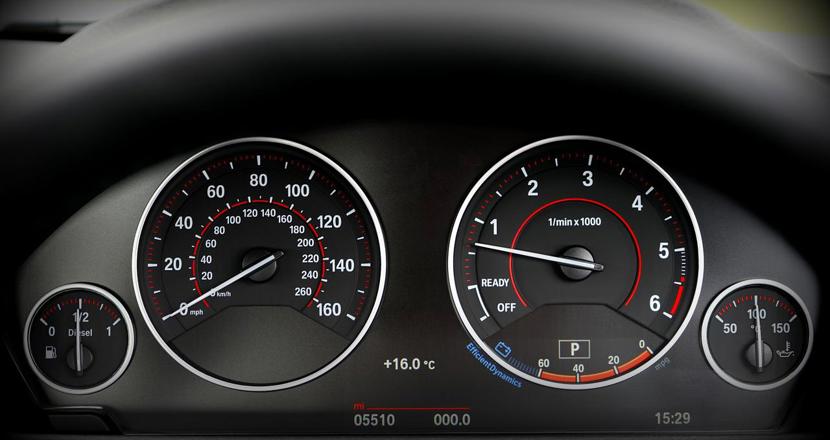 Instrumentpanelen på en bil (bmw). Foto.