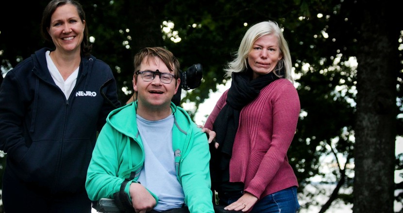 Fredric Lindström omgiven av Anette Strandberg och Caroline Elmstedt från Neuro. Foto.