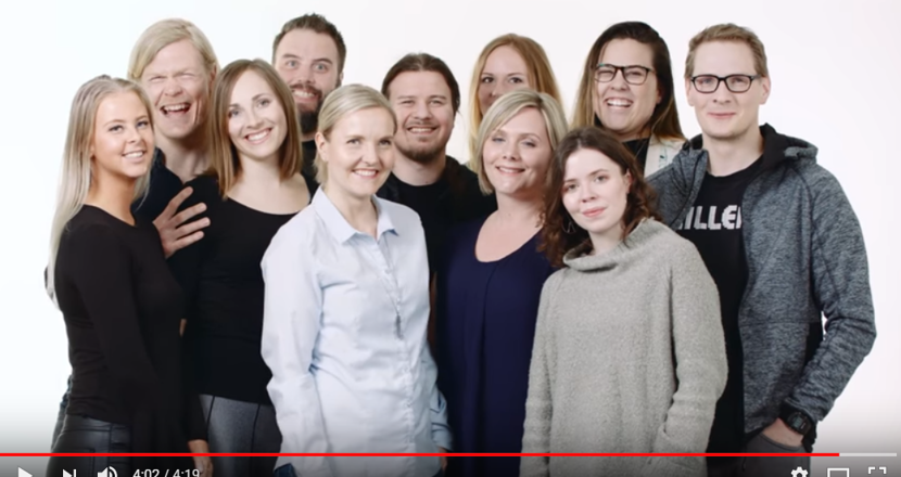 En grupp människor som är med i filmen.