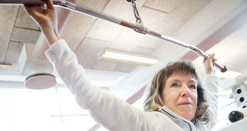 En kvinna som tränar på gym. Foto.