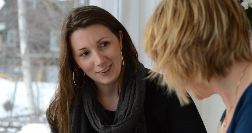 Mathilda i samtal med en annan kvinna.