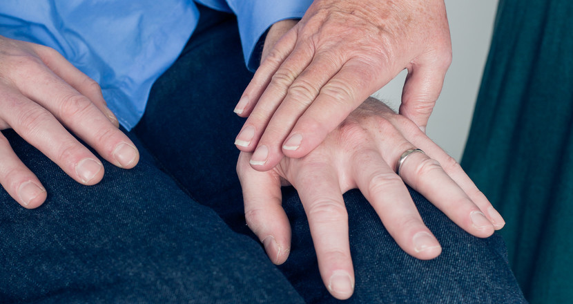 Foto på händer, en vän håller sin hand på en skakande hand