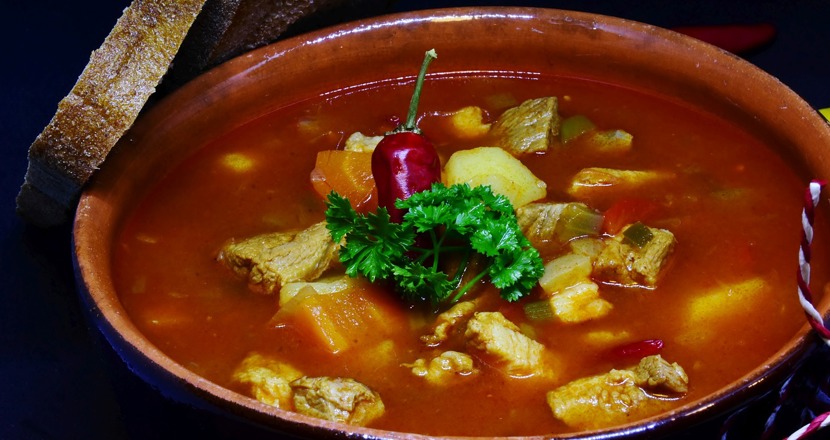 En tallrik med gulaschsoppa. Foto.