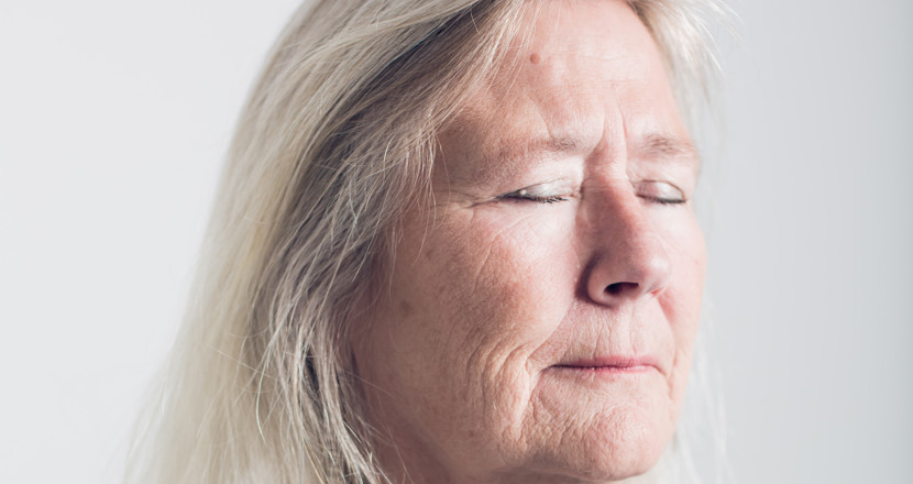 En kvinna med slutna ögon. Foto.