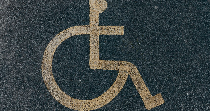 Symbolen för handikapparkering. Foto.