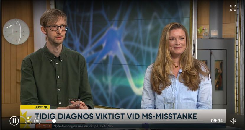 Mattias har mörk skjorta, kort hår och glasögon, Anna har långt ljust hår och en ljus skjorta.