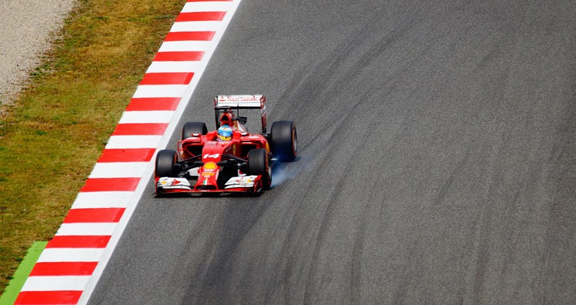 En Formel 1-bil på en racerbana. Foto.
