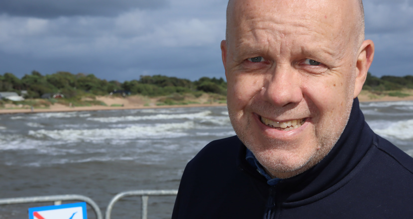 Anders Stålhammar vid havet. Foto.