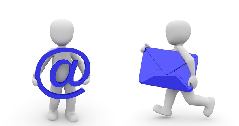 Två tecknade gubbar som bär på en e-postsymbol och ett brev.